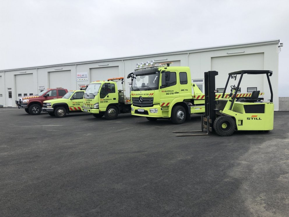 Flotinn fyrir utan húsnæði Bílabjörgunar í Njarðarnesi 12