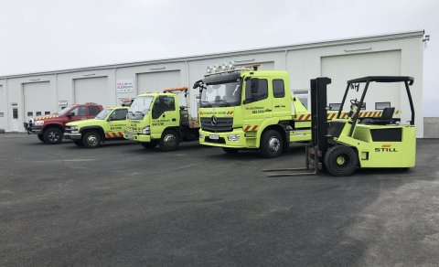 Flotinn fyrir utan húsnæði Bílabjörgunar í Njarðarnesi 12